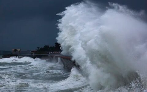 三亚网红沙滩致一家四口溺亡，事发时沙滩暗流汹涌，游客仍每天爆满，出行游玩应注意哪些？遇到危险如何自救？