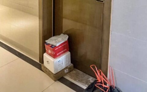 湖北骑手送达未按备注扔垃圾，惨遭客户恶语相对外加投诉