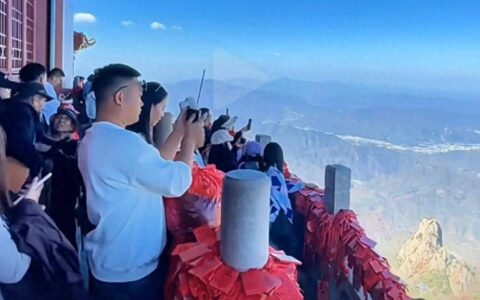 河南洛阳老君山，住不起酒店的游客在厕所过夜：景区回应不能驱赶