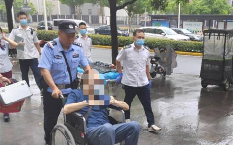 乘客身体不适晕倒地铁站，民警、辅警及时救助送医