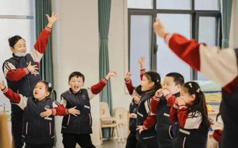 某地幼儿园强制订139元相册，不订不让毕业？园方回应，评论炸锅
