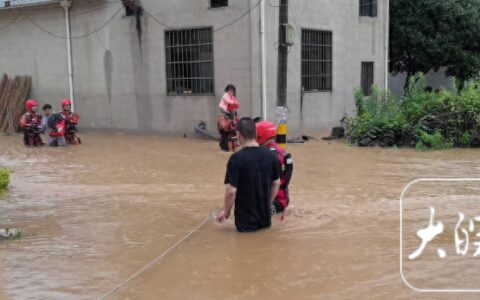 绩溪：暴雨导致村中水位突涨 消防紧急转移被困村民-绩溪县新闻事件