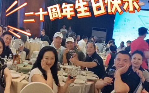 57岁王志文罕见露面：脱发太明显，热情拥抱王姬，与张嘉译聚会！-王志文一