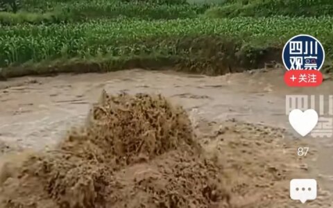 贵州毕节暴雨后，一水潭泥水怒涌似泥龙，网友:很奇怪，快请专家-毕节水灾
