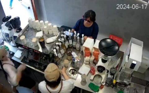 Manner咖啡店员向顾客头上泼咖啡粉-咖啡店成打卡地后要求先消费再进