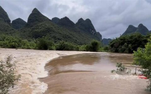 桂林暴雨致遇龙河水位突涨1米多 景区各码头已封航6天-桂林遇龙河竹筏漂流图片