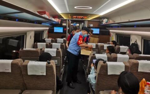 食物告罄、车厢停电……郑州暴雨致列车滞留近48小时，他让800余名旅客安全回家-郑州大暴雨列车停运时间最新