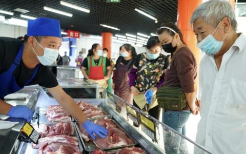 南宁一超市女员工每次偷一斤排骨一斤猪肉，十天连续作案5起被抓现行-男子超市偷猪肉获利视频