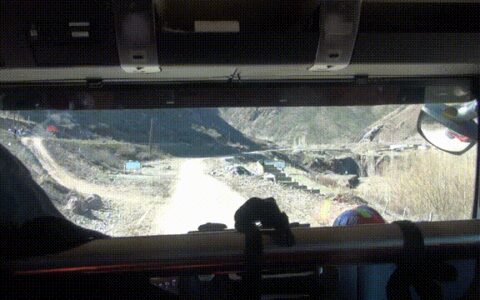 河水突涨！五人被困河道中央-河水突涨